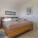 Apartament Veluana 3 With A Balcony Pula