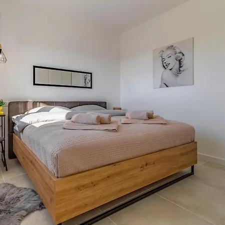 Appartamento Veluana 3 With A Balcony Pola