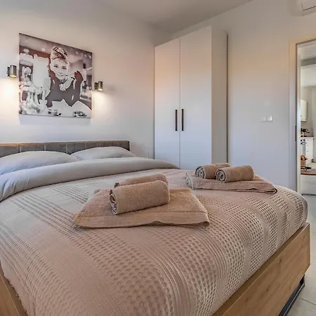 Veluana 3 With A Balcony Póla